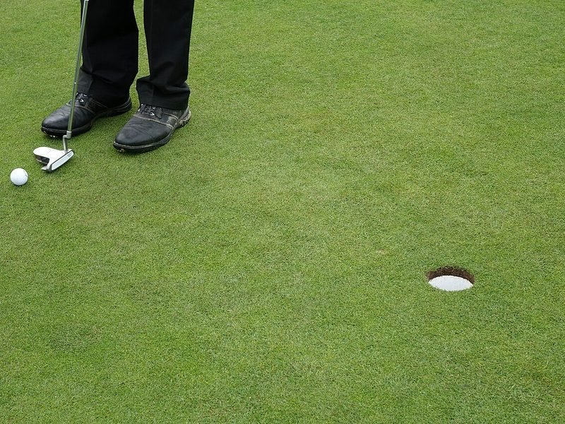 Palos de golf sobre el green