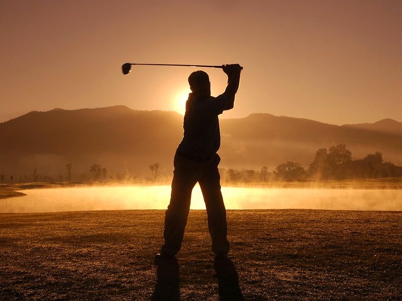 Golfista al atardecer