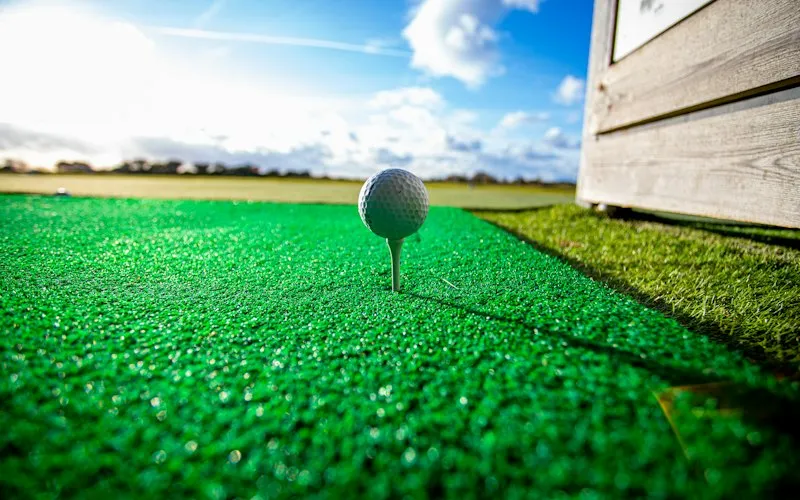 Bola de golf sobre un tee
