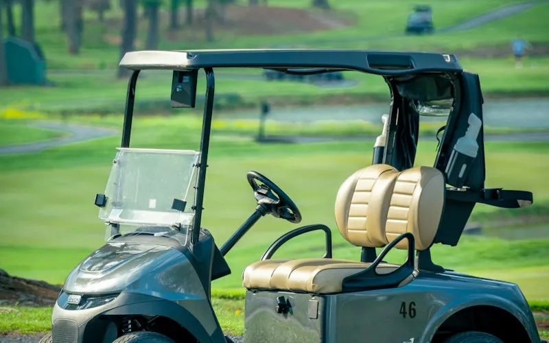 Carrito de golf en el campo