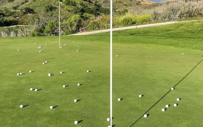 Zona de práctica de golf con bolas