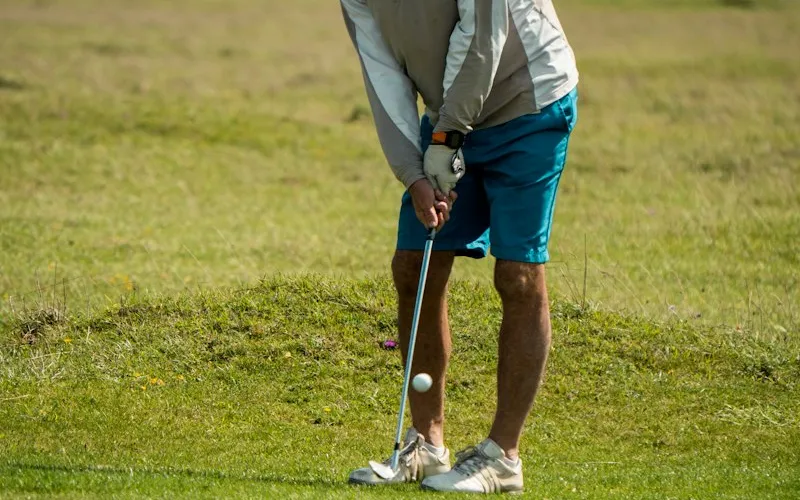 Golfista con ropa de golf completa